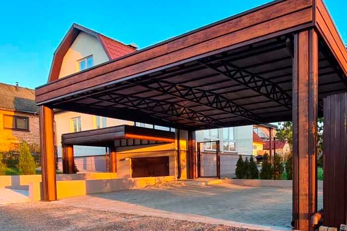 Металлический навес для автомобиля под дерево